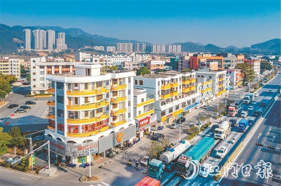 址山鎮(zhèn)鎮(zhèn)域風貌煥新顏，推進美麗示范主街和外立面提升。
