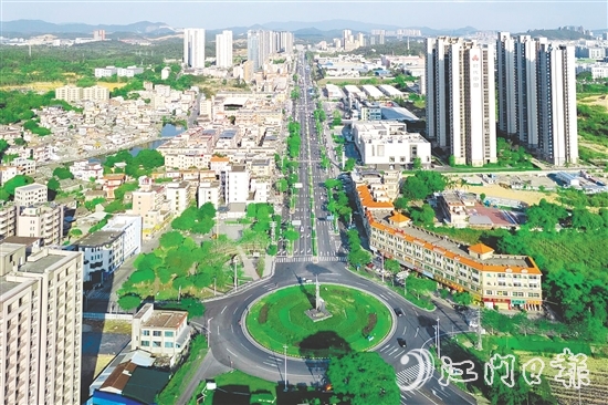 鶴城鎮(zhèn)鶴城大道。