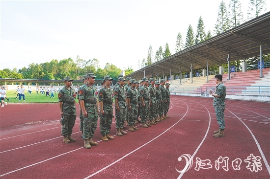 軍訓(xùn)培養(yǎng)學(xué)生吃苦耐勞的堅強意志，養(yǎng)成優(yōu)良的學(xué)習(xí)生活作風(fēng)。