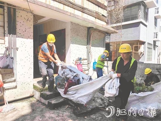 圭峰會城組織專業(yè)隊伍清理單車房堆積雜物。
