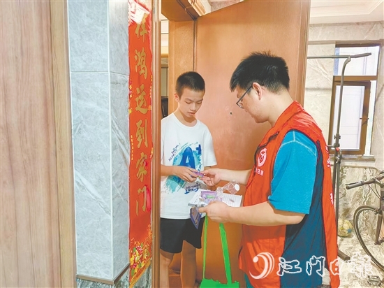 圭峰會城強化入戶宣傳，提升居民防蚊滅蚊意識。