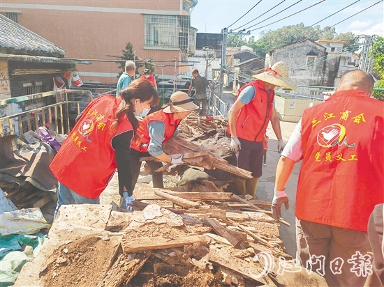 鎮(zhèn)村干部和企業(yè)代表合力攻堅，清除新江村衛(wèi)生死角。