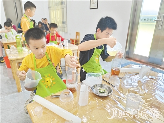 小朋友動(dòng)手制作甘油果茶，完成后與父母分享。