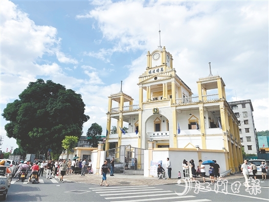 熟悉的恩平大鐘樓化身劇中的“濠港東區(qū)警署”，讓廣大恩平觀眾有了親切感。