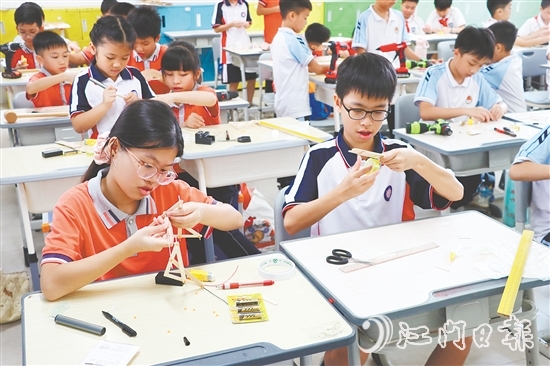 小選手們在比賽中制作“木牛流馬”。