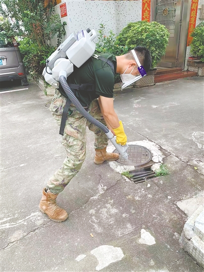 夏北浩民兵排民兵對農(nóng)村蚊蟲滋生隱患處進(jìn)行仔細(xì)消殺。