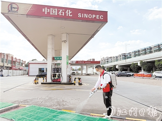 創(chuàng)建“無蚊加油站”的倡議得到我市各加油站的積極響應(yīng)和支持。圖為工作人員在加油站內(nèi)進(jìn)行消殺。