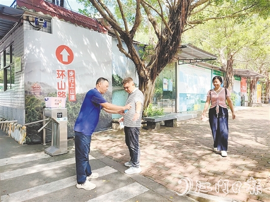圭峰山景區(qū)工作人員為游客噴灑驅(qū)蚊液。