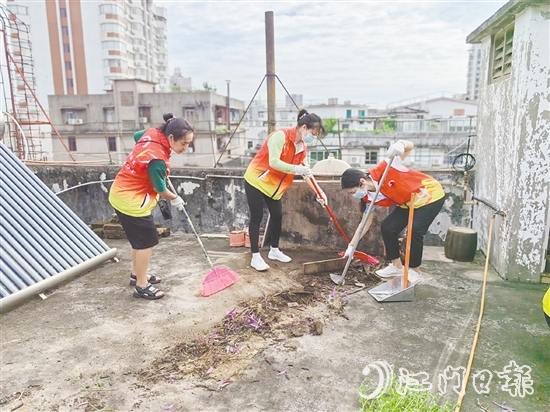 “娘子軍”清理天臺(tái)的雜物與垃圾。