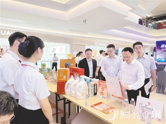 我市金融機(jī)構(gòu)在活動(dòng)現(xiàn)場(chǎng)設(shè)置金融知識(shí)宣傳攤位。