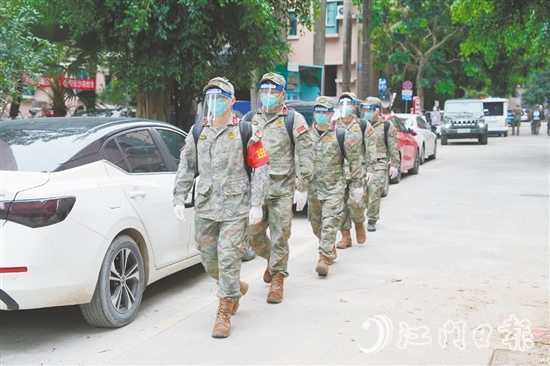 以黨員民兵為骨干的應(yīng)急分隊(duì)集結(jié)，奔赴重點(diǎn)社區(qū)、鄉(xiāng)鎮(zhèn)村組。