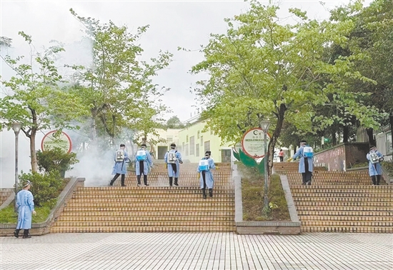 鶴山市各學(xué)校推進(jìn)病媒生物防控工作，由專業(yè)消殺隊(duì)伍實(shí)施全覆蓋成蚊消殺，全力保障校園公共衛(wèi)生安全。