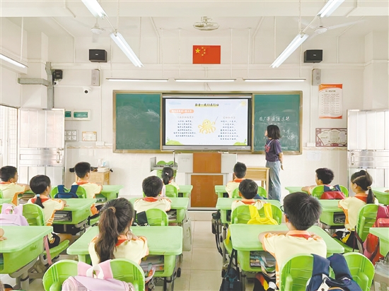 學(xué)校發(fā)動中年級學(xué)生精心籌備主題班會，做到“以課為媒，深化認(rèn)知”。