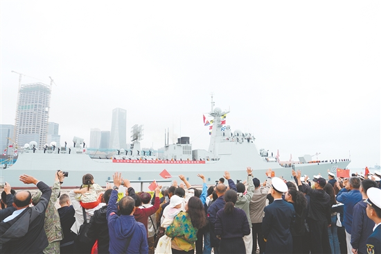 10月11日，中國海軍第48批護(hù)航編隊從山東青島某軍港解纜起航。這是儀式現(xiàn)場。新華社發(fā)