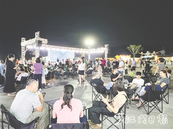 夜幕降臨，恩平體育公園旁的“僑鄉(xiāng)夜瀾”夜市逐漸熱鬧起來。