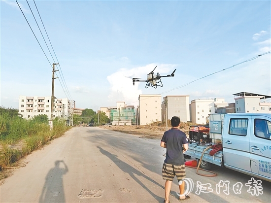 良西鎮(zhèn)使用無人機開展滅蚊消殺行動。