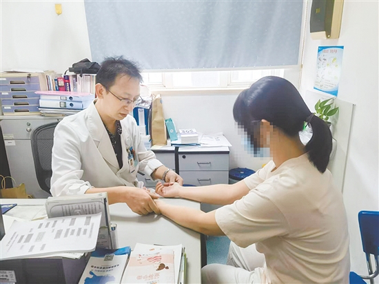 出現(xiàn)針刺樣、燒灼樣、電擊樣等疼痛癥狀要及時(shí)就醫(yī)。