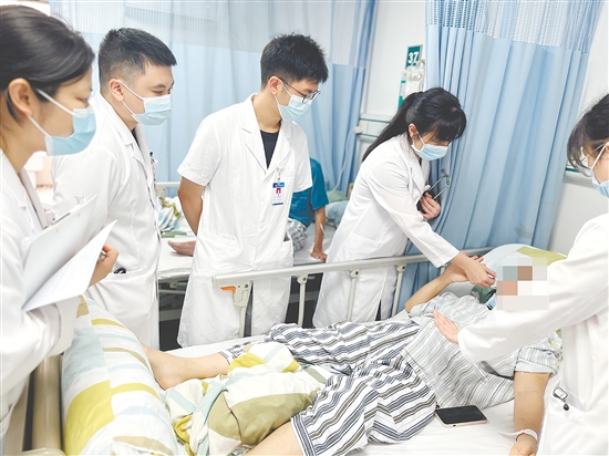 醫(yī)生為患者檢查身體。