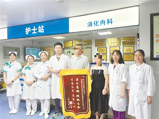 患者家屬送上錦旗。