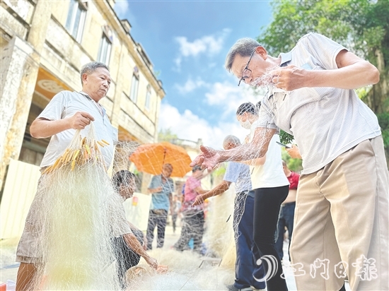 漁民們在選購漁網(wǎng)。