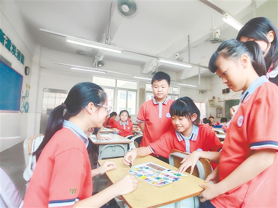 學(xué)生們?cè)谄灞P(pán)上與“看不見(jiàn)的蚊子”展開(kāi)對(duì)決。