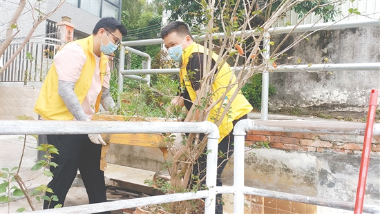 江門職院黨員教師參與社區(qū)環(huán)境整治，支援疫情防控工作。