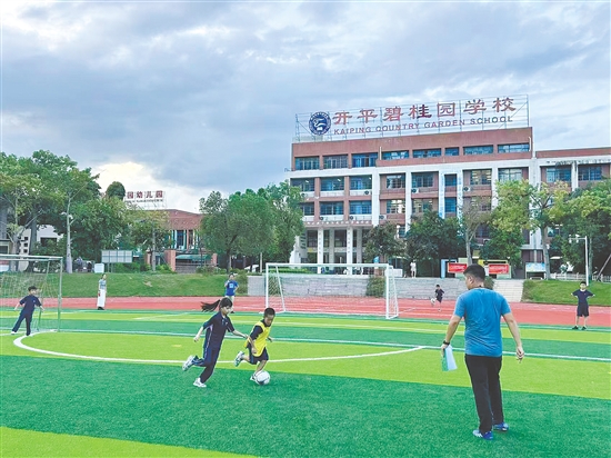 學(xué)生們?cè)谛碌那驁?chǎng)上盡情奔跑。