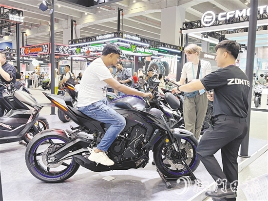 大冶摩托在廣交會(huì)上展示其最新研發(fā)的摩托車。