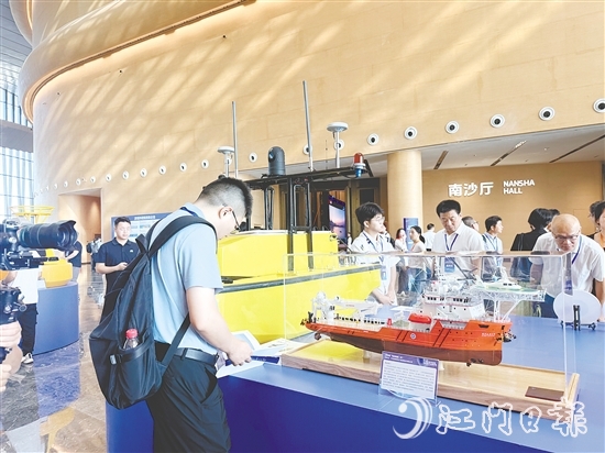 中交四航局江門航通船業(yè)有限公司展位前，許多參展嘉賓駐足停留。
