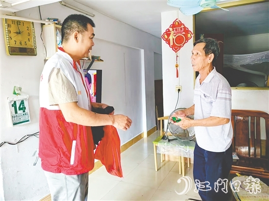 黨員干部向群眾宣傳防疫知識，派發(fā)防蚊物資。