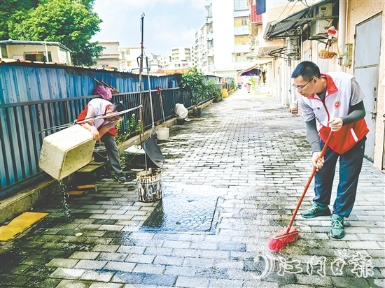 黨員干部積極投入愛國衛(wèi)生運動。