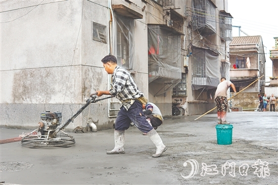 公益圩平湖路老舊小區(qū)進行硬底化處理及下水道改造。