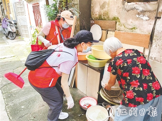 臺(tái)山市婦聯(lián)黨員干部下沉社區(qū)，開(kāi)展“兩清一滅”行動(dòng)。