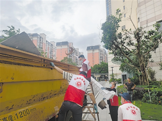 開平文聯(lián)志愿者下沉社區(qū)，協(xié)助清理垃圾，消除蚊蟲孳生地。