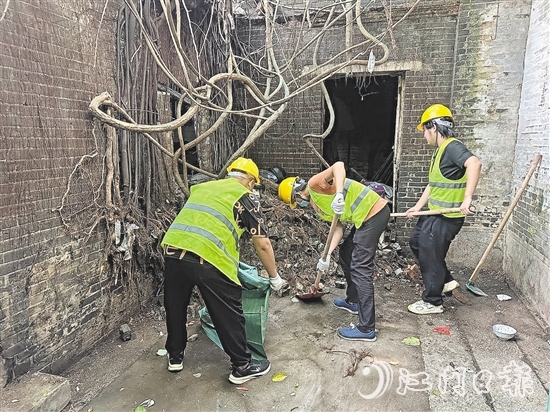 區(qū)城市管理綜合執(zhí)法局組建200人環(huán)境整治攻堅(jiān)隊(duì)，深入水南六里的巷道、老宅，對(duì)“環(huán)境頑疾”發(fā)起總攻。