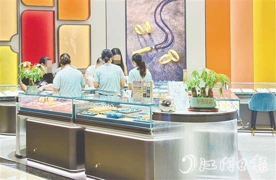 受金價上漲影響，國內金飾克價繼續(xù)上調。