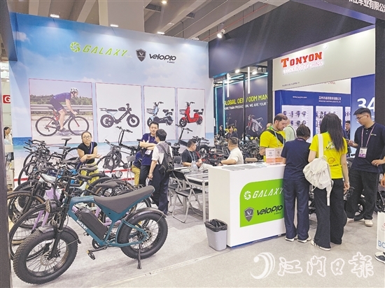 鶴山市格萊仕車業(yè)有限公司展位上，客商云集。