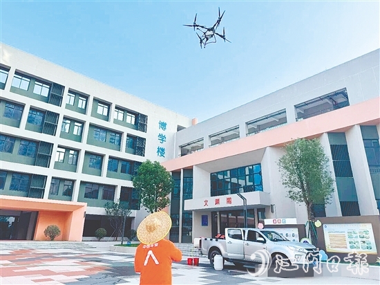 鶴山市供銷社充分發(fā)揮自身優(yōu)勢，組建一支無人機滅蚊消殺隊伍。