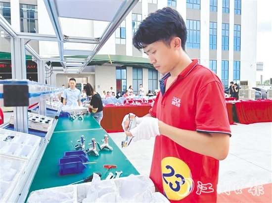 比賽現(xiàn)場(chǎng)，參賽選手們紛紛亮出“看家本領(lǐng)”。