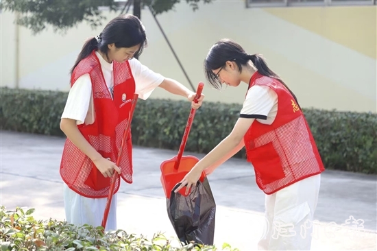 學(xué)生們積極參與校園清潔行動(dòng)。