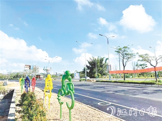 色彩明快的“騎行人”雕塑亮相，動感十足的造型成為城市入口的吸睛風(fēng)景。