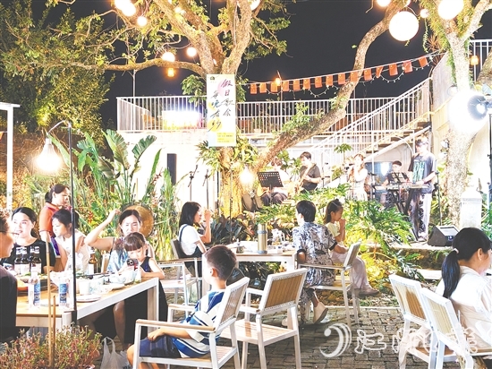 今年國慶、中秋“雙節(jié)”假期，簕菜文化創(chuàng)意園內(nèi)游人如織。