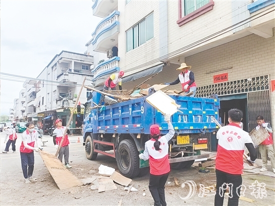 恩平市水利系統(tǒng)干部職工積極參與環(huán)境整治。