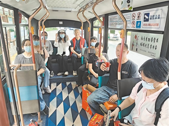 公交車化身“流動驛站”，成為防疫一線人員的后勤服務(wù)陣地。