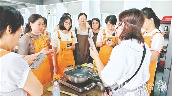 學(xué)員們在講師的指導(dǎo)下，學(xué)習(xí)制作營養(yǎng)均衡、適合嬰幼兒的餐點。