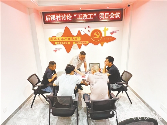 談健彬（中）牽頭組建專班，每天緊盯進度、破解難題。