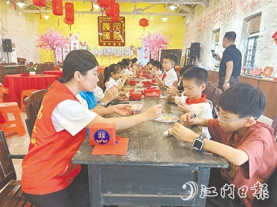 南島社區(qū)聚焦“一老一小一新”等重點(diǎn)群體的關(guān)切，打造分層分類的服務(wù)體系，“家門口的課堂”項(xiàng)目成為雙職工家庭的“及時雨”。