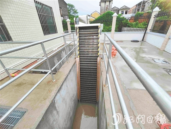 潭溪污水處理廠配備一套高效的污水凈化系統(tǒng)，圖為濾掉污水大塊雜質的格柵池。