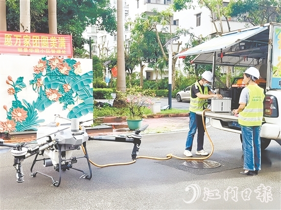 開平市新大農(nóng)機(jī)有限公司的專業(yè)團(tuán)隊(duì)利用無人機(jī)開展消殺作業(yè)。