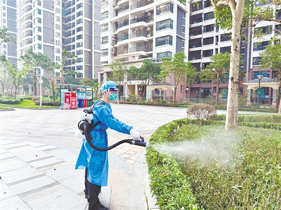 開平邊檢站積極助力我市防蚊滅蚊，對(duì)灌木叢根部、排水溝等隱蔽點(diǎn)位噴灑藥劑。